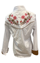 Load image into Gallery viewer, LADIES BUCKEROO SHIRTS: WHITE RED FLORAL STITCH PEARL SNAP
